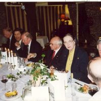 Enkele bestuursleden en oud-bestuursleden van het Hoogewerff-Fonds tijdens het diner ter gelegenheid van het afscheid van de bestuursleden Dr. A.J.H. Nollet en prof.ir. W. Herman de Groot.