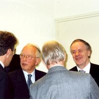 De winnaar van de Hoogewerff Gouden Medaille 2000, prof.dr.ir. W.P.M. van Swaay (rechts), naast de voorzitter van het Hoogewerff-Fonds, prof.dr.ir. D. Thoenes (2e van links). Uiterst links: prof.dr.ir. J. de Swaan Arons, de winnaar van de Hoogewerff Gouden Medaille 2006.