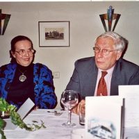 De vertrekkend administrateur van het Hoogewerff-Fonds, mevrouw C.M. van der Loo-Vreeburg, en de secretaris-penningmeester, prof.ir. W. Herman de Groot.