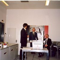 De winnaar van de Hoogewerff Jongerenprijs 1995, dr.ir. B. Smit (l), met de voorzitter van het Hoogewerff-Fonds, prof.dr.ir. D. Thoenes, en bestuurslid prof.drs.ir. J. Groot Wassink.
