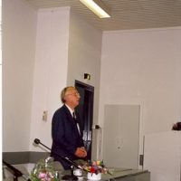 De voorzitter van het Hoogewerff-Fonds, prof.dr.ir. D. Thoenes, spreekt de winnaar van de Hoogewerff Jongerenprijs 1995, dr.ir. B. Smit, toe.