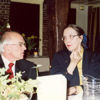 Dr. A.J.H. Nollet (l) in gesprek met de administrateur van het Hoogewerff-Fonds, mevrouw C.M. van der Loo-Vreeburg.