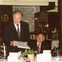 De vice-voorzitter prof.dr.ir. H. de Waal spreekt de vertrekkende bestuursleden toe, naast hem zit Dr. A.J.H. Nollet.