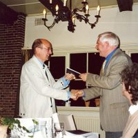 De voorzitter van het Hoogewerff-Fonds, prof.ir. C.M. van den Bleek, overhandigt vertrekkend secretaris-penningmeester prof.ir. W. Herman de Groot een cadeau.