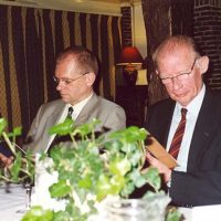 Bestuurslid prof.dr.ir. J.C. Schouten (links) en oud-bestuurslid prof.drs.ir. J. Groot Wassink.