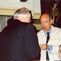 Prof.ir. C.M. van den Bleek overhandigt een afscheidscadeau aan Dr. A.J.H. Nollet. De administrateur van het Hoogewerff-Fonds, mevrouw C.M. van der Loo-Vreeburg, applaudiseert.