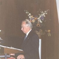 De voorzitter van het Hoogewerff-Fonds, prof.dr.ir. D. Thoenes, spreekt de winnaar van de Gouden Medaille, prof.dr.ir. W.P.M. van Swaaij, toe.