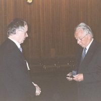 De voorzitter van het Hoogewerff-Fonds, prof.dr.ir. D. Thoenes, overhandigt de Hoogewerff Gouden Medaille 2000 aan prof.dr.ir. W.P.M. van Swaaij.