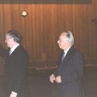 Prof.dr.ir. W.P.M. van Swaaij toont de Hoogewerff Gouden Medaille. Rechts de voorzitter van het Hoogewerff-Fonds, prof.dr.ir. D. Thoenes.