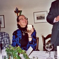 De vertrekkende administrateur van het Hoogewerff-Fonds, mevrouw C.M. van der Loo-Vreeburg, met de Bronzen Hoogewerff Medaille. Rechts van haar zit de voorzitter prof.ir. C.M. van den Bleek, links van haar staat de secretaris-penningmeester, prof.ir. W. Herman de Groot