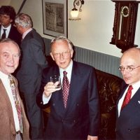 Op de voorgrond, v.l.n.r., vice-voorzitter prof.dr.ir. H. de Waal, vertrekkend voorzitter prof.dr.ir. D. Thoenes, bestuurslid dr. A.J.H. Nollet. Op de achtergrond, v.l.n.r., bestuursleden prof.dr.ir. J.C. Schouten, prof.dr.ir. G.F. Versteeg, secretaris-penningmeester.