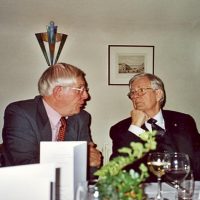 De secretaris-penningmeester van het Hoogewerff-Fonds, prof.ir. W. Herman de Groot, in gesprek met bestuurslid ir. D. van der Meer.