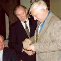 Prof.ir. W. Herman de Groot krijgt de Hoogewerff Bronzen Medaille uit handen van de vice-voorzitter prof.dr.ir. H. de Waal.