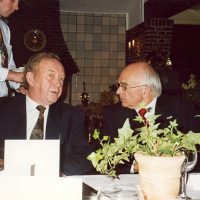 Dr. A.J.H. Nollet (r) in gesprek met vice-voorzitter prof.dr.ir. H. de Waal.